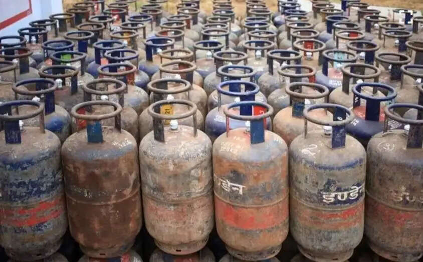 कमर्शियल गैस सिलेंडर महंगा