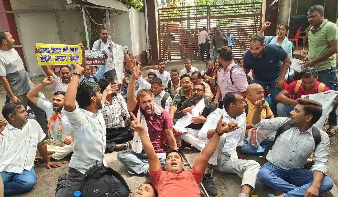 भाजपा कार्यालय में प्रदर्शन करते सहायक शिक्षक भर्ती के अभ्यर्थी