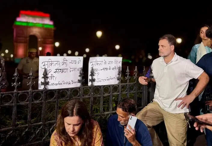  इंडिया गेट पर अंकिता भंडारी के माता- पिता से मिलने पहुंचे लोकसभा में नेता प्रतिपक्ष राहुल गांधी 