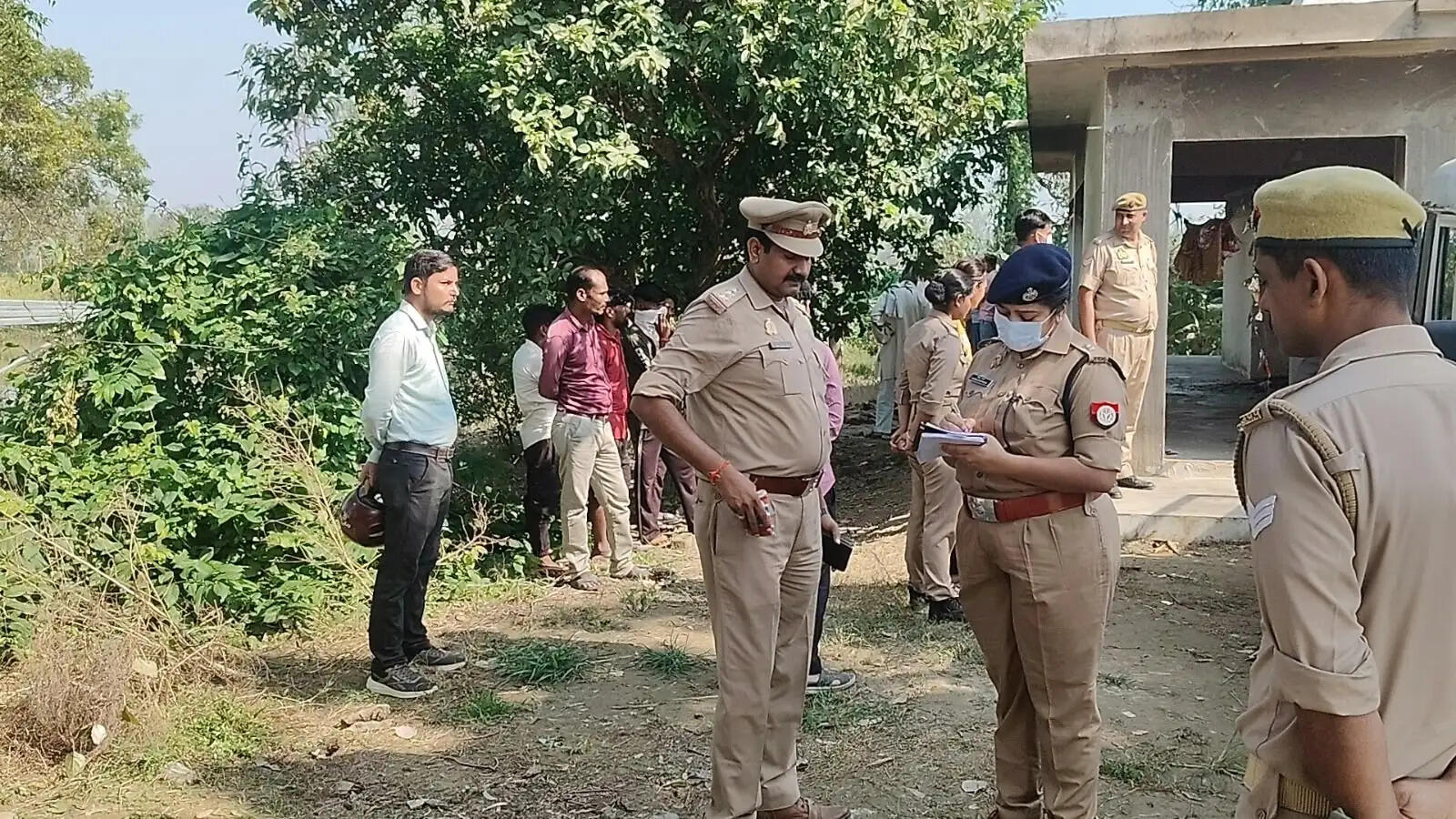 शाहजहांपुर में साधुओं की हत्या के मामले की जांच करती पुलिस