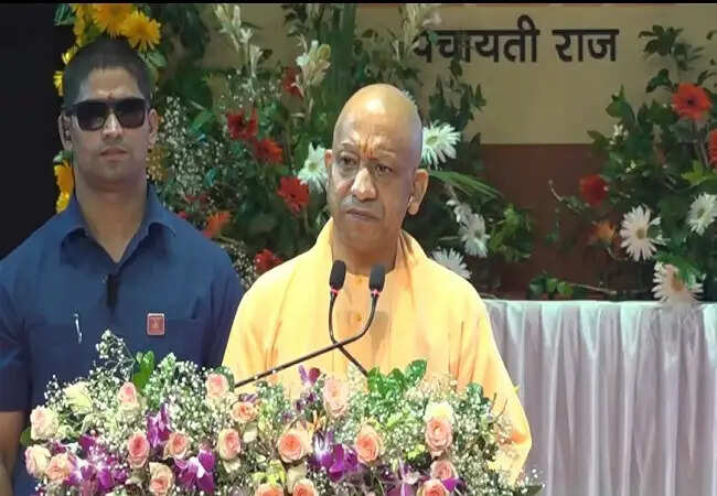  नवचयनित पंचायत अधिकारियों को सीएम योगी ने दिया नियुक्ति पत्र