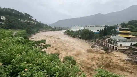 नेपाल के रसुवा जिले में बाढ़ से तबाही
